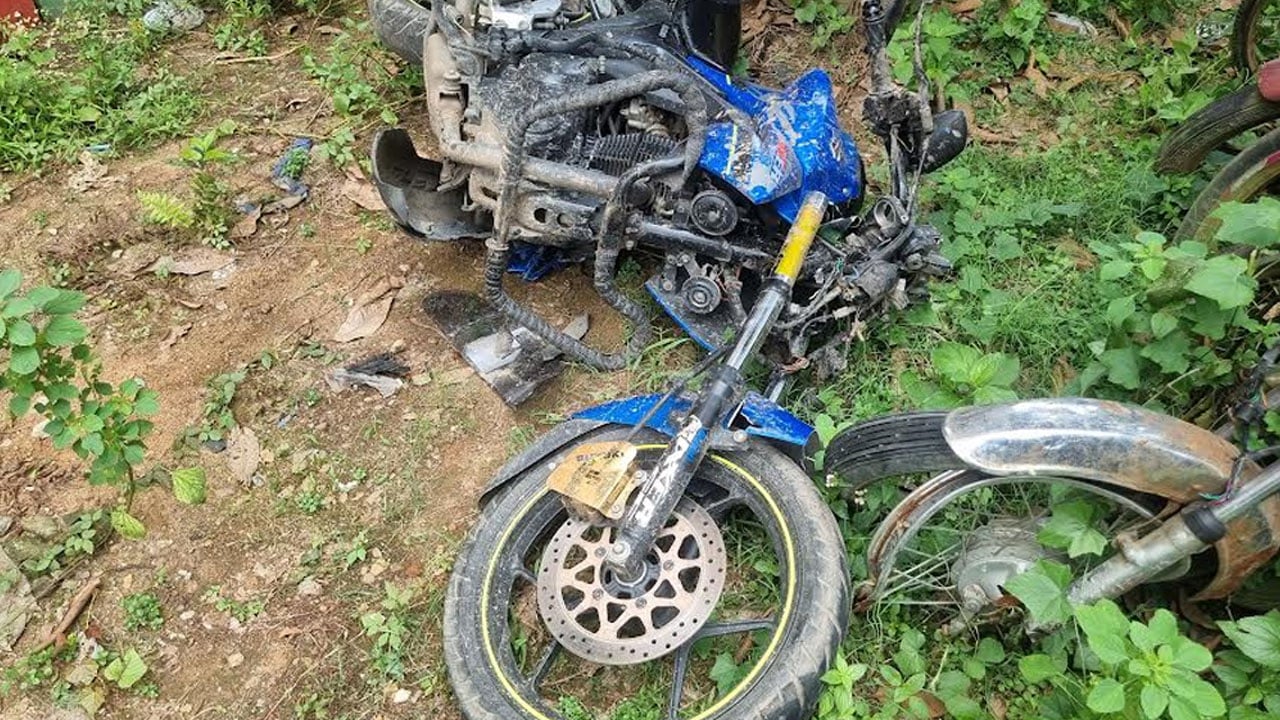দ্রুতগতির ট্রাক কেড়ে নিলো দুই বন্ধুর প্রাণ