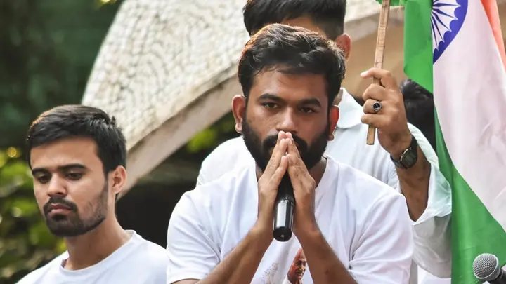 বিক্ষোভে যোগ দেওয়ার আগে ককরোচপ্রধানের বার্তা