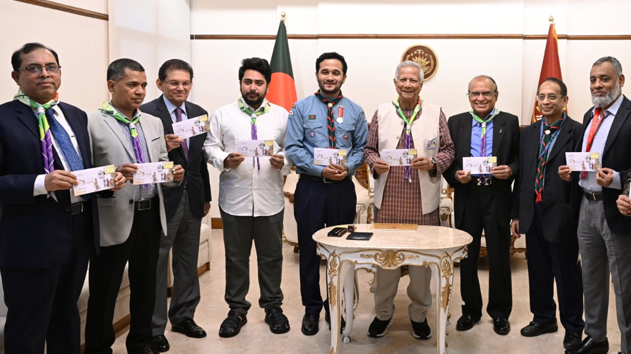 মাতৃভাষা দিবস উপলক্ষে স্মারক ডাকটিকিট অবমুক্ত করলেন প্রধান উপদেষ্টা