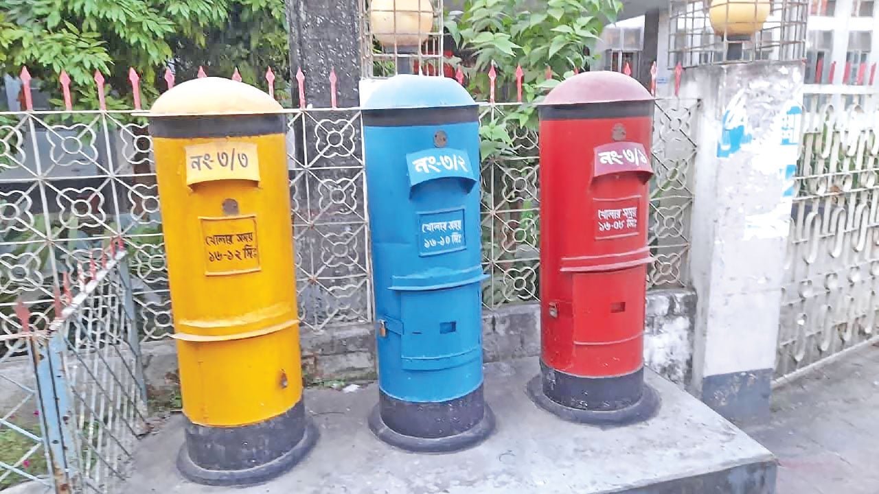 ডিজিটাল যুগে বিস্মৃতির অতলে হারিয়ে যাচ্ছে ডাকবাক্স