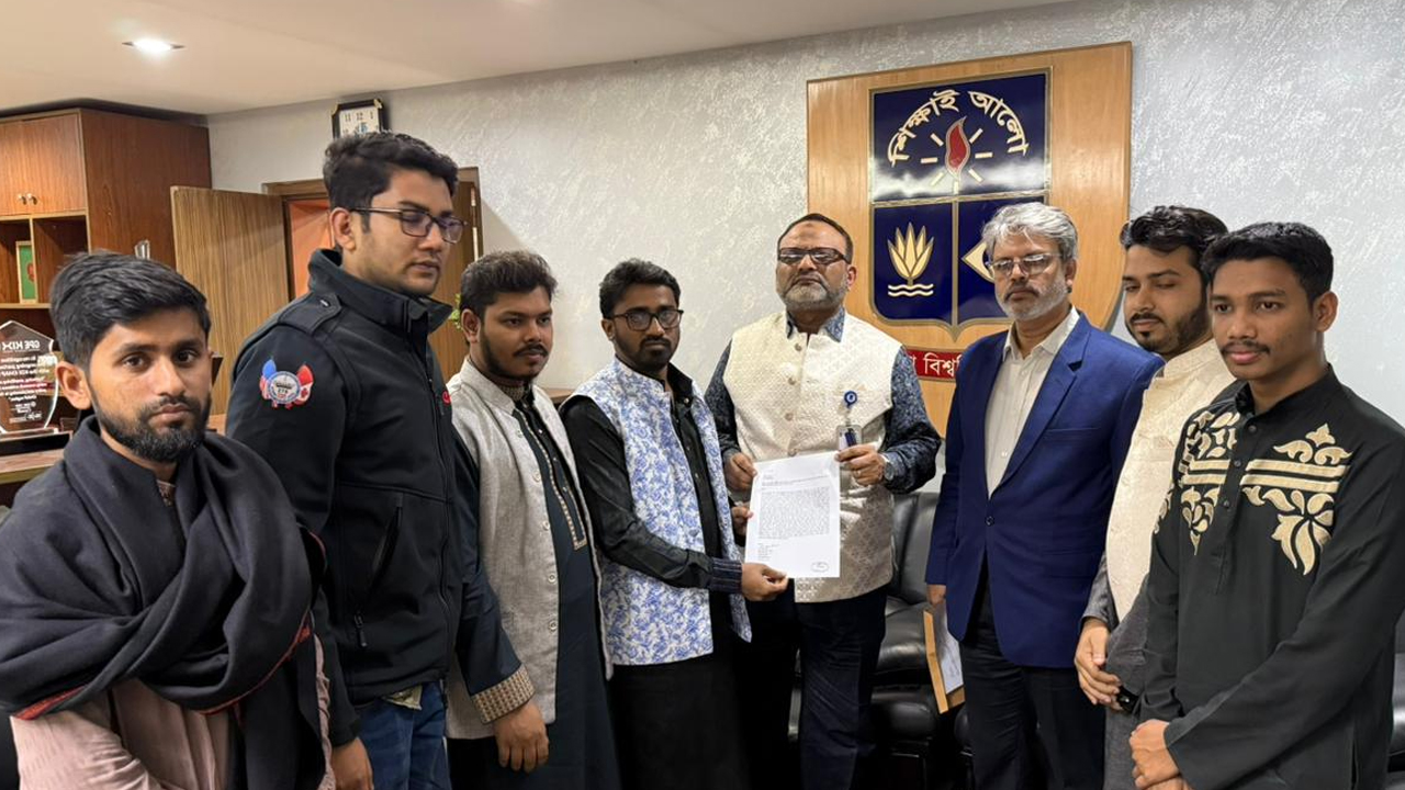 ডাকসু নির্বাচন কারচুপির পুনঃতদন্তের দাবিতে রাশেদ খাঁনের স্মারকলিপি