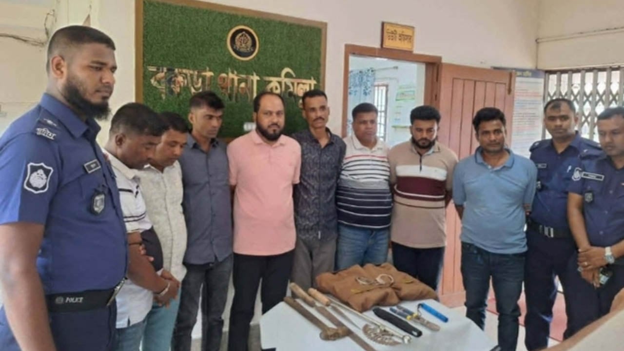 কুমিল্লায় পুলিশি অভিযানে আট ডাকাত গ্রেপ্তার