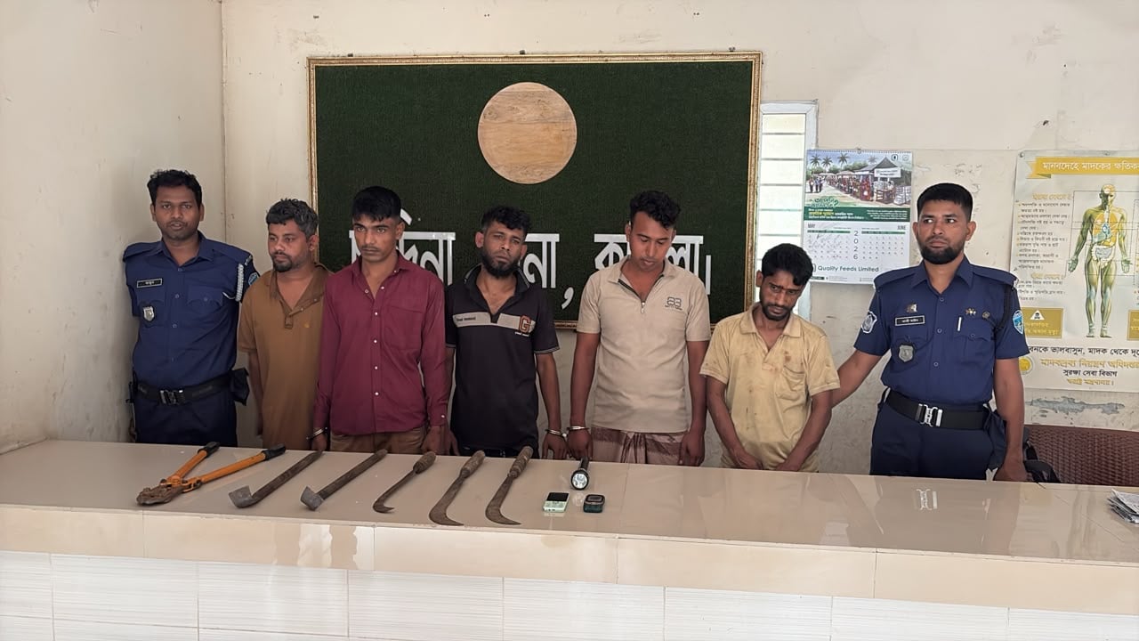 ‎‎চান্দিনায় গণপিটুনি দিয়ে ৫ ডাকাত আটক, মালামাল লুট