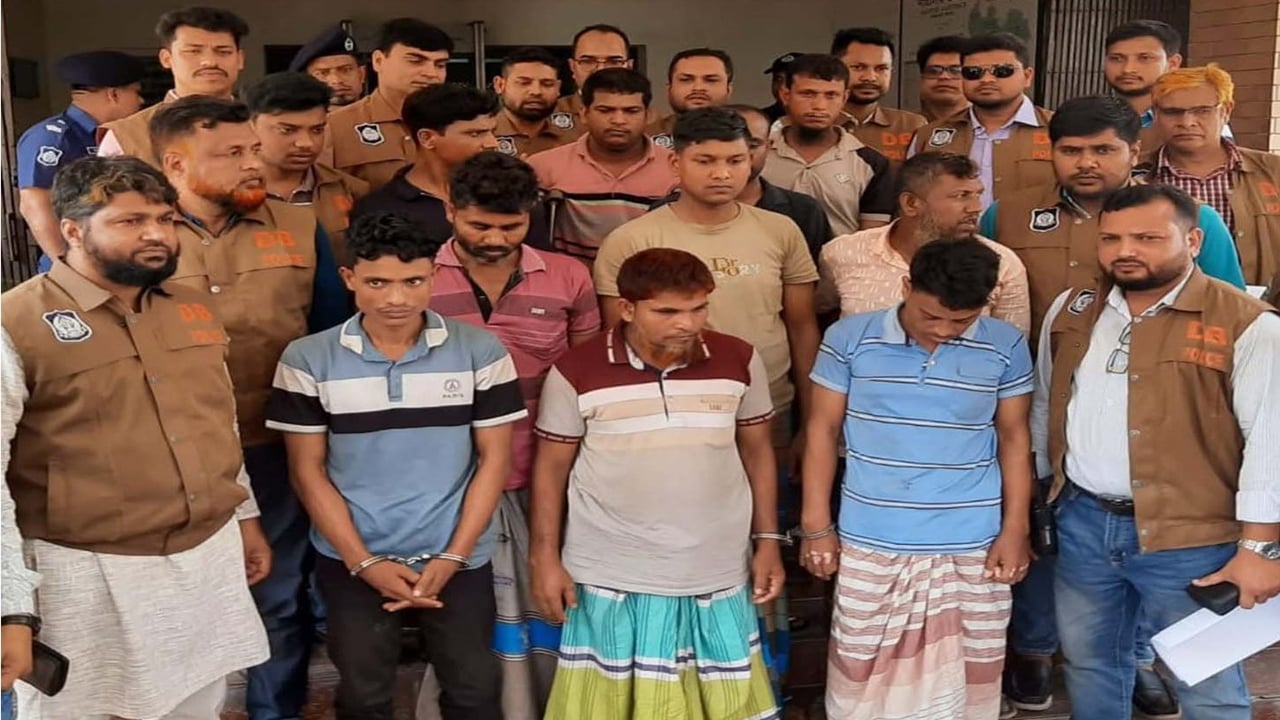 নাটোরে দেড় কোটি টাকার মালামালসহ ১৩ডাকাত গ্রেপ্তার