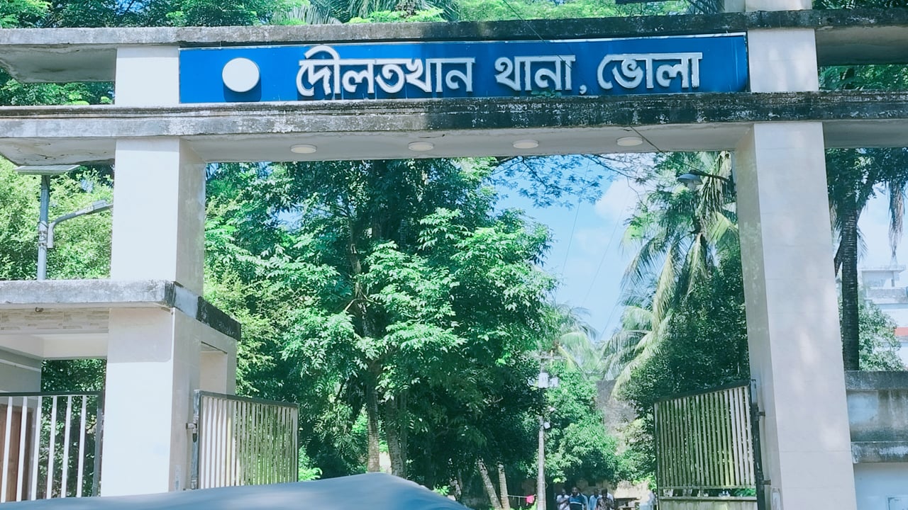৯৯৯ ফোন পেয়ে কলেজ ছাত্রীর ঝুলন্ত লাশ উদ্ধার করে পুলিশ