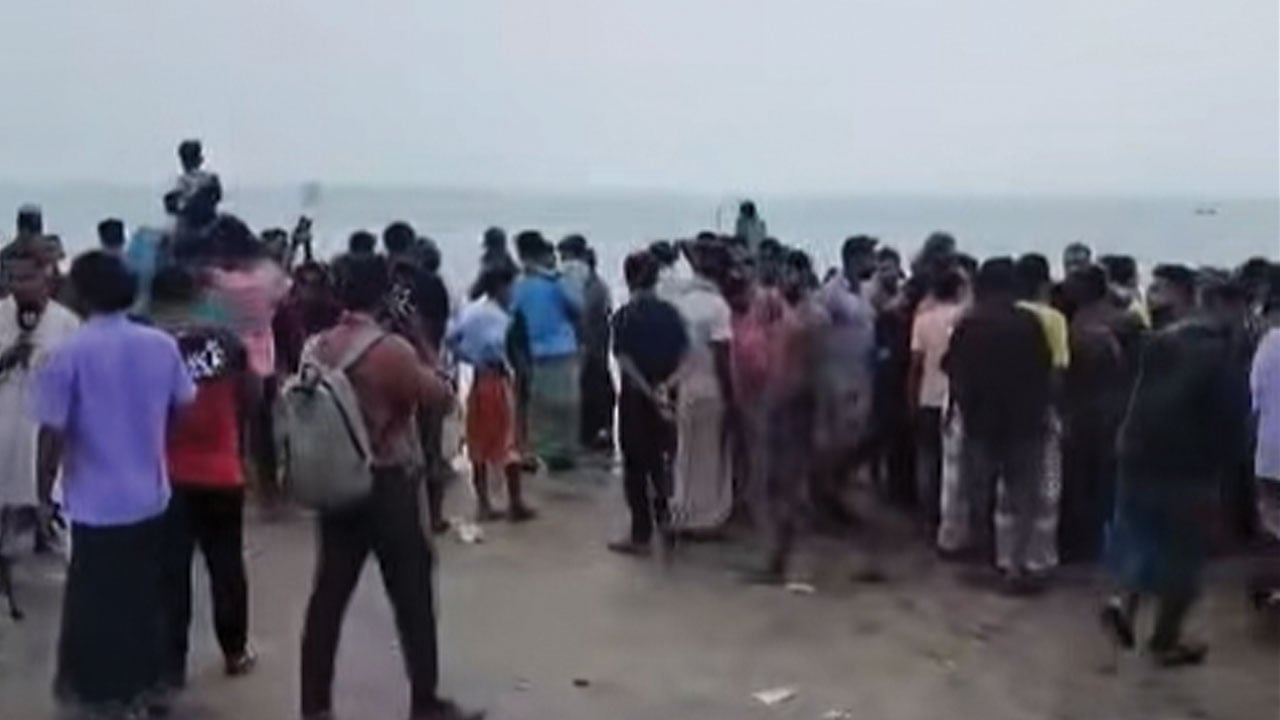 দৌলতদিয়া ফেরিঘাটে নিয়ন্ত্রণ হারিয়ে পদ্মায় পড়ল যাত্রীবাহী বাস
