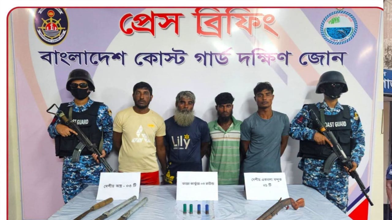 ভোলায় অস্ত্রসহ তিন ডাকাত আটক