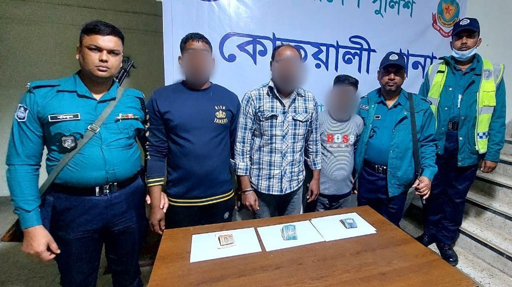 রাজধানীতে ৩ পরিবহণ চাঁদাবাজ গ্রেপ্তার