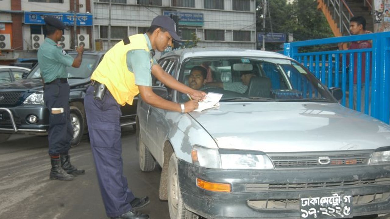 রাস্তা পারাপারে আইন না মানলে পথচারীর জেল-জরিমানা