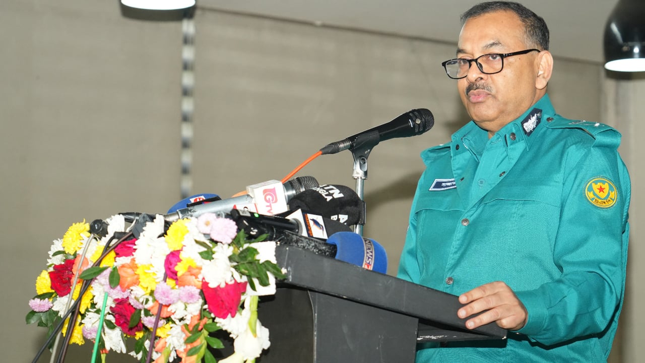 রাজপথ বন্ধ করে দাবি আদায়ের চর্চা বন্ধ করতে হবে : ডিএমপি কমিশনার