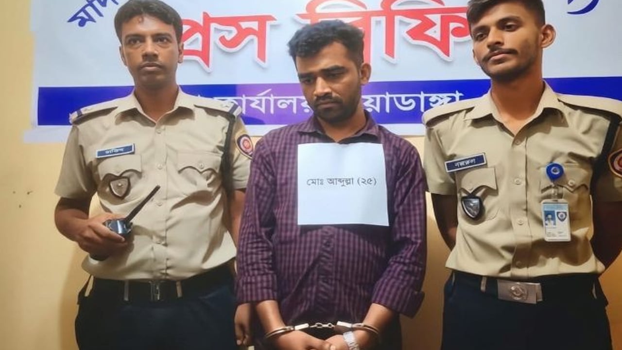যাত্রীবাহী বাসে ৩ হাজার পিস ইয়াবাসহ যুবক আটক