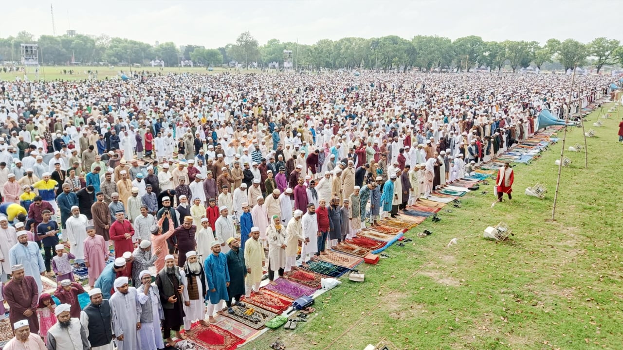 দিনাজপুরে ঈদের জামাত অনুষ্ঠিত, মুসলিম উম্মাহর শান্তি কামনা