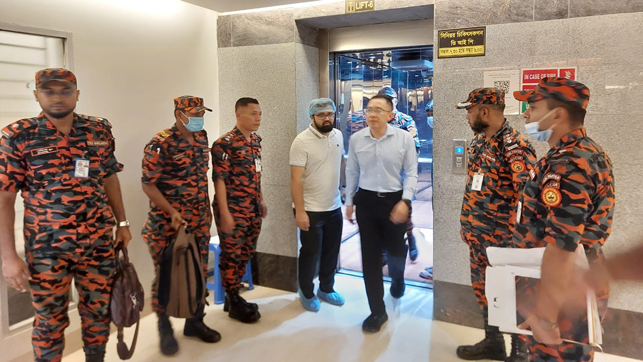 ফায়ার ফাইটারদের চিকিৎসায় সিঙ্গাপুর থেকে চিকিৎসক আনা হলো
