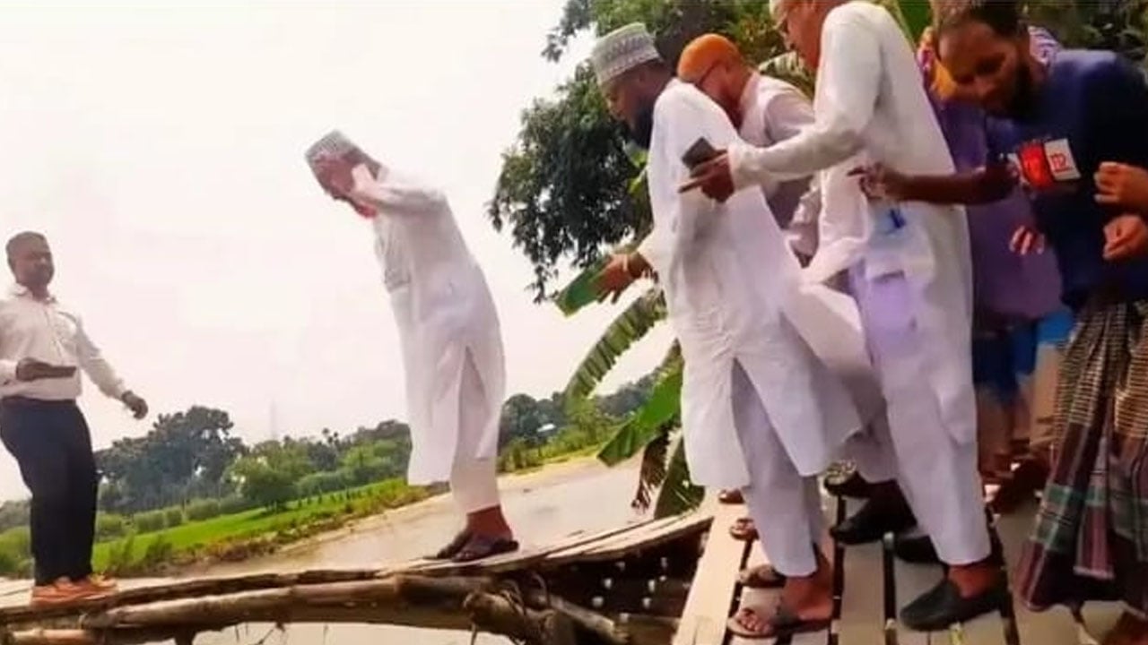 এমপির সামনেই সাঁকো ভেঙে নদীতে পড়লেন জামায়াতের নেতাকর্মীরা