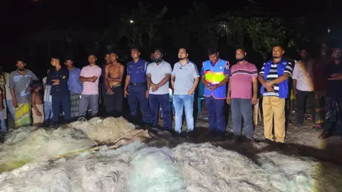 নিষেধাজ্ঞা শেষে দশমিনায় মাছ ধরার প্রস্তুতি নিচ্ছেন জেলেরা