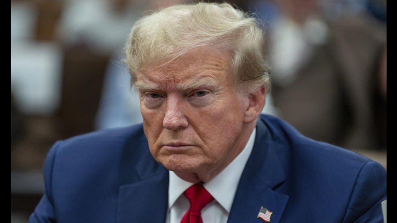 দ্রুত সরতে গিয়ে হুমড়ি খেয়ে পড়ে যান ট্রাম্প