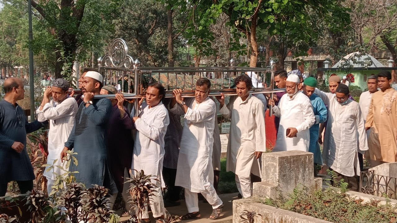 বাবা-মায়ের কবরের পাশে শায়িত অধ্যাপক আরেফিন সিদ্দিক