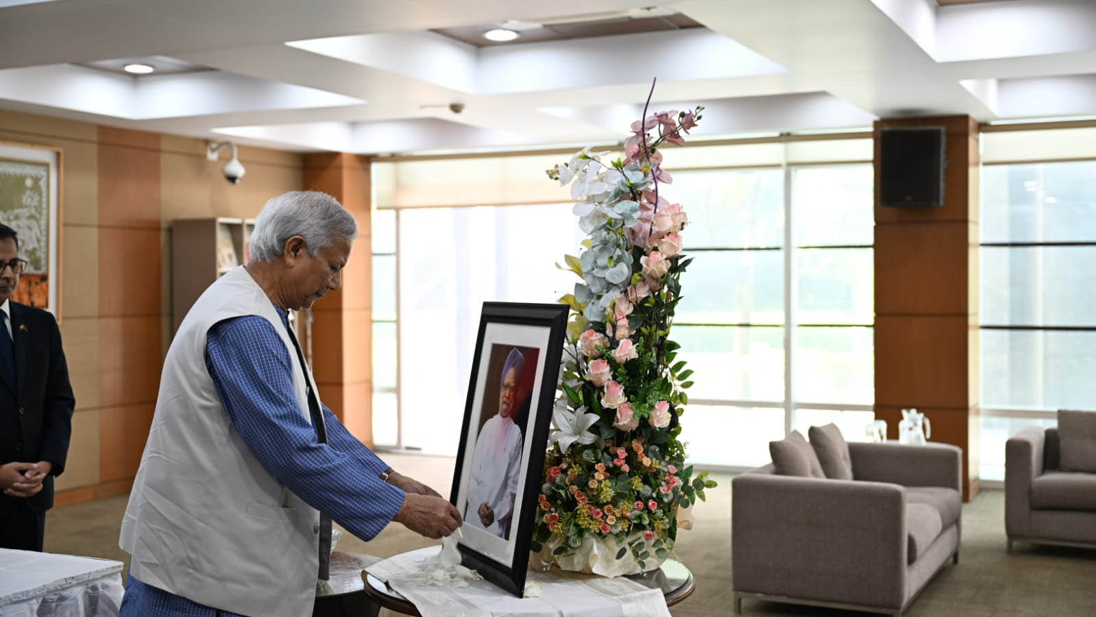 ভারতীয় হাইকমিশনে মনমোহন সিংকে শ্রদ্ধা প্রধান উপদেষ্টার