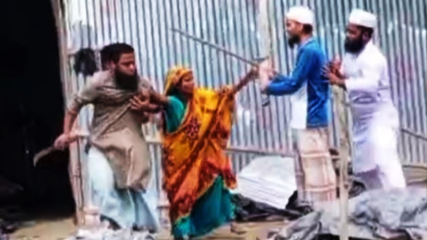 বাঁশখালীতে সন্ত্রাসী কায়দায় দরিদ্র মহিলার বাড়ি ভাঙচুর
