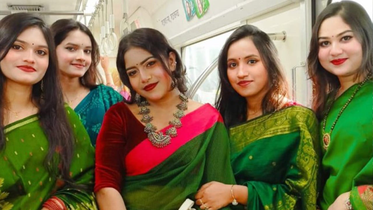 পোশাকে বিজয়ের আনন্দ