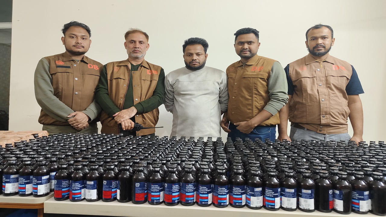 সাভারে বিপুল পরিমাণে ফেন্সিডিলসহ মাদক সম্রাট গ্রেপ্তার