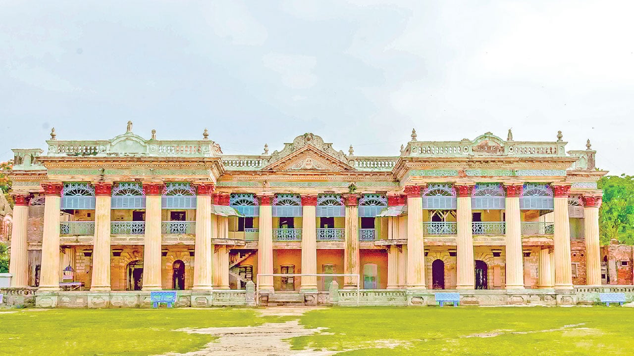 দেশি-বিদেশি পর্যটক টানছে পুঠিয়া রাজবাড়ী