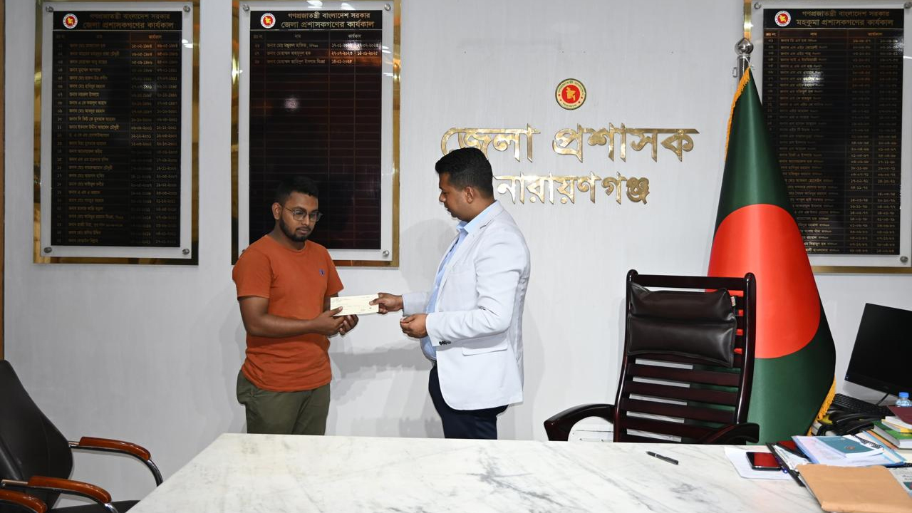 জুলাই বীর রুবেলের পাশে নারায়নগঞ্জের ডিসি