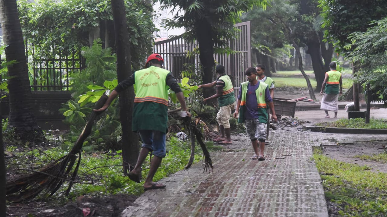 ঢাবি, বুয়েট ও ঢামেক এলাকায় ডিএসসিসির পরিচ্ছন্নতা অভিযান