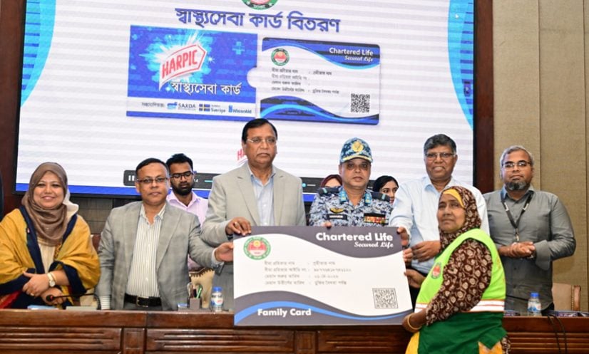 পরিচ্ছন্নতাকর্মীদের মাঝে ডিএসসিসির স্বাস্থ্য কার্ড বিতরণ