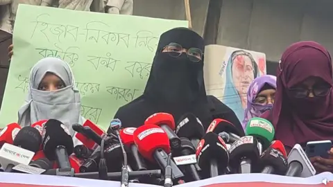 নিকাব পরা ছাত্রীকে কটাক্ষ করায় ঢাবি শিক্ষার্থীদের ক্লাস বর্জন
