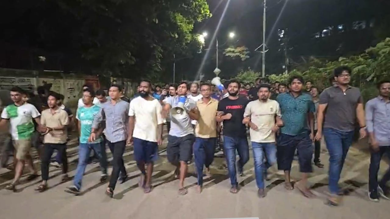 ধর্ষণের প্রতিবাদে মধ্যরাতে ঢাবিতে বিক্ষোভ