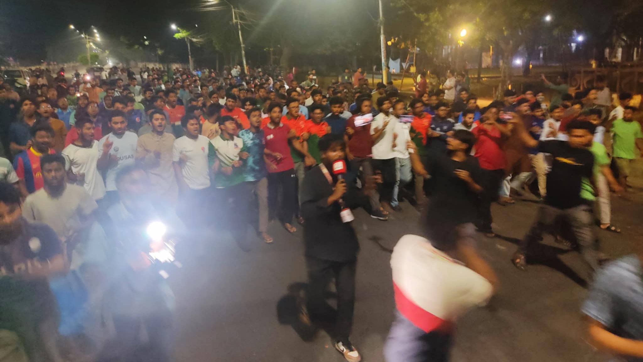 লাকি আক্তারের গ্রেপ্তারের দাবিতে মধ্যরাতে উত্তাল ঢাবি