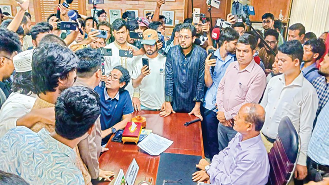 ছাত্রদলের ‘আদু ভাইদের’ সিট দিয়ে তোপে প্রশাসন