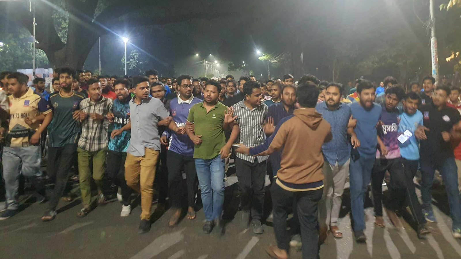 স্বরাষ্ট্র উপদেষ্টার পদত্যাগের দাবিতে মধ্যরাতে উত্তাল ঢাবি