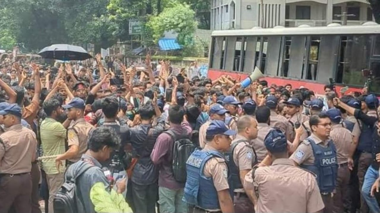 ঢাবিতে প্রধানমন্ত্রীর গাড়িবহরের পাশে শিক্ষার্থীদের বিক্ষোভ