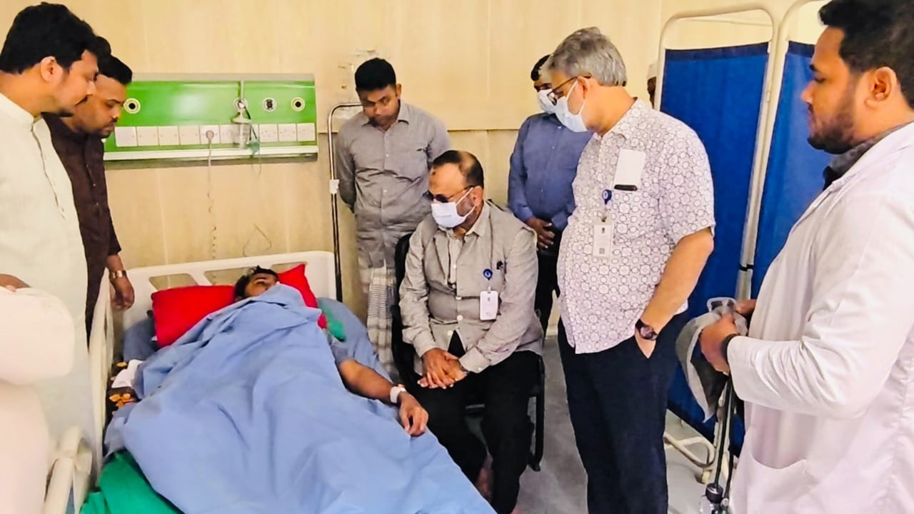 নুর, মেঘমল্লার ও নাজমুলকে দেখতে হাসপাতালে উপাচার্য