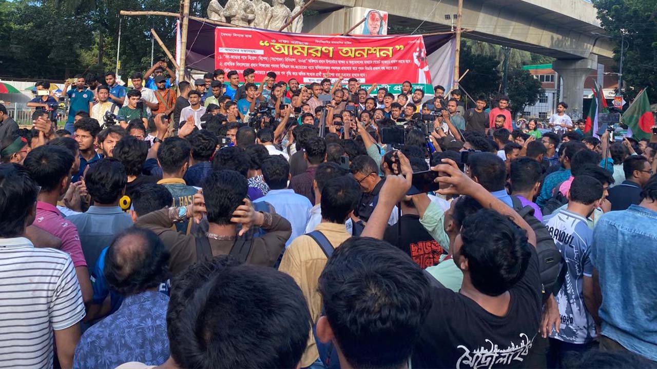 ডাকসু স্থগিত ঘোষণায় বিক্ষোভে উত্তাল ঢাকা বিশ্ববিদ্যালয়