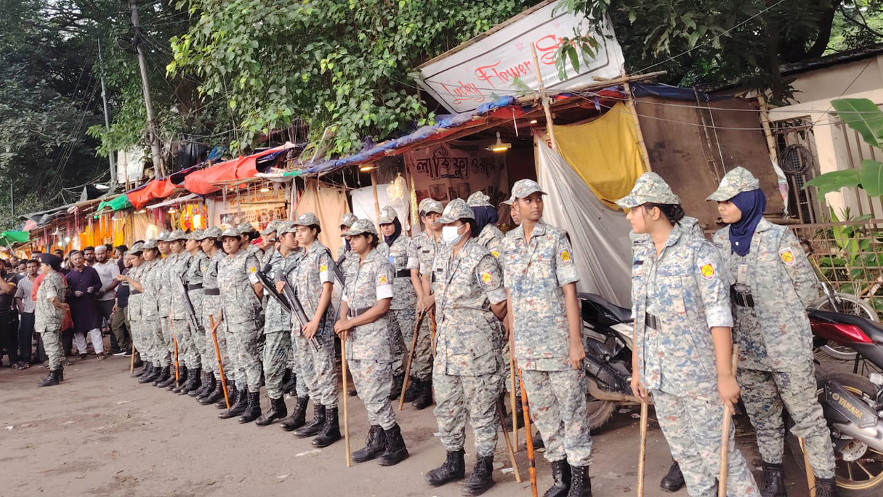 সতর্ক অবস্থানে পুলিশ, র‍্যাব ও এপিবিএন সদস্যরা