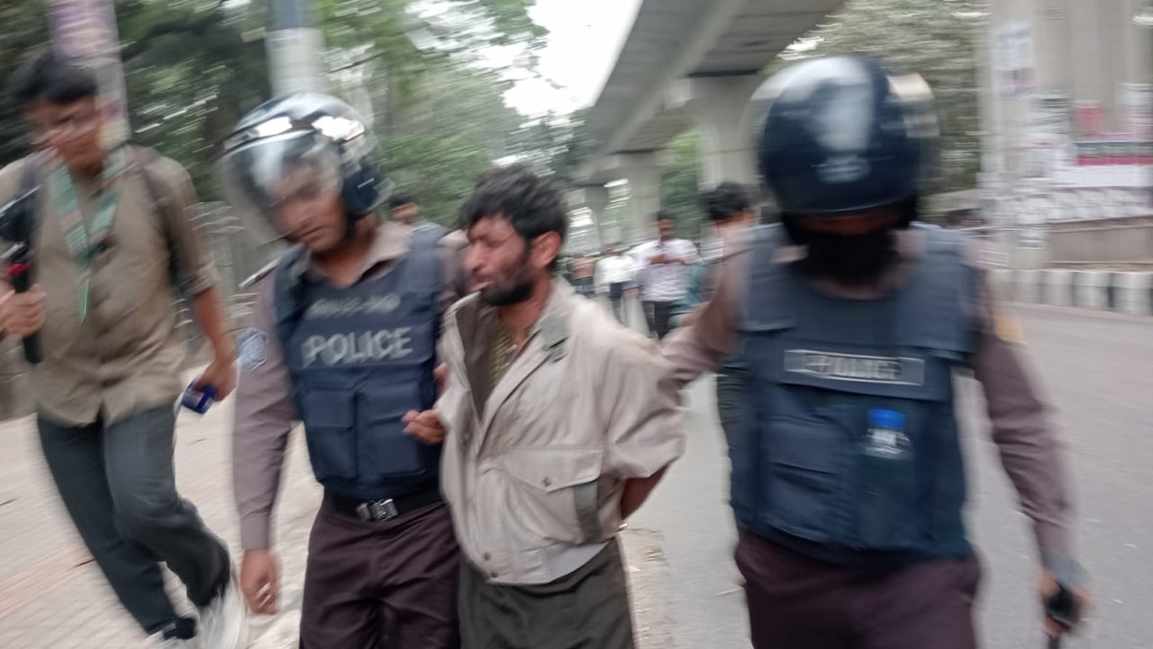 ঢাবির কেন্দ্রীয় মসজিদের সামনে ছিনতাইকারী আটক