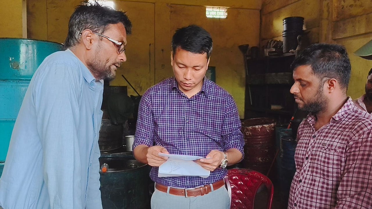 অতিরিক্ত দামে জ্বালানি তেল বিক্রি, স্বেচ্ছাসেবক দল নেতাকে জরিমানা