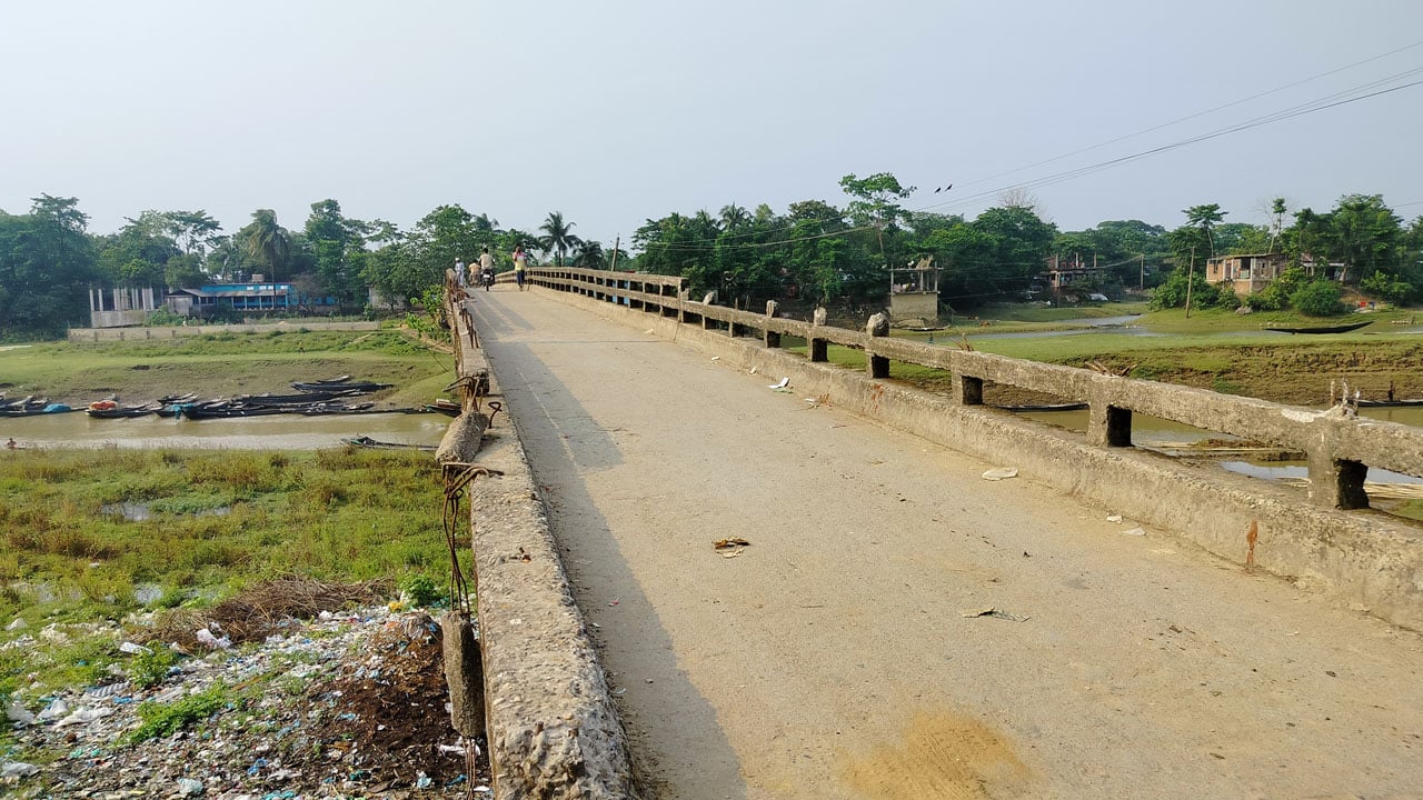 ভাঙা রেলিং, সরু পথ, দোয়ারাবাজার-শরীফপুর সেতু যেন প্রতিদিনের আতঙ্ক