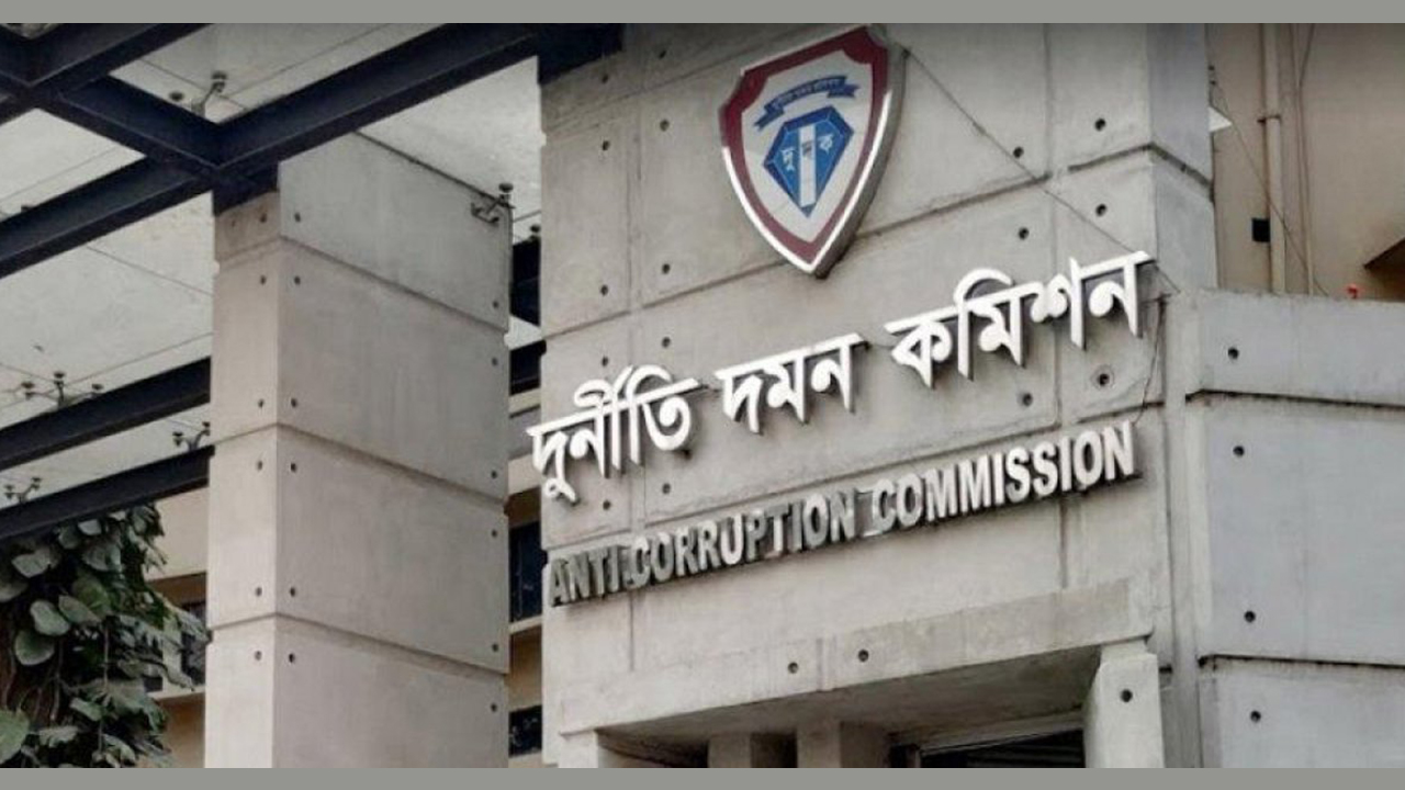 দুদকের সাবেক তিন চেয়ারম্যান ও এক সচিবের নামে মামলা