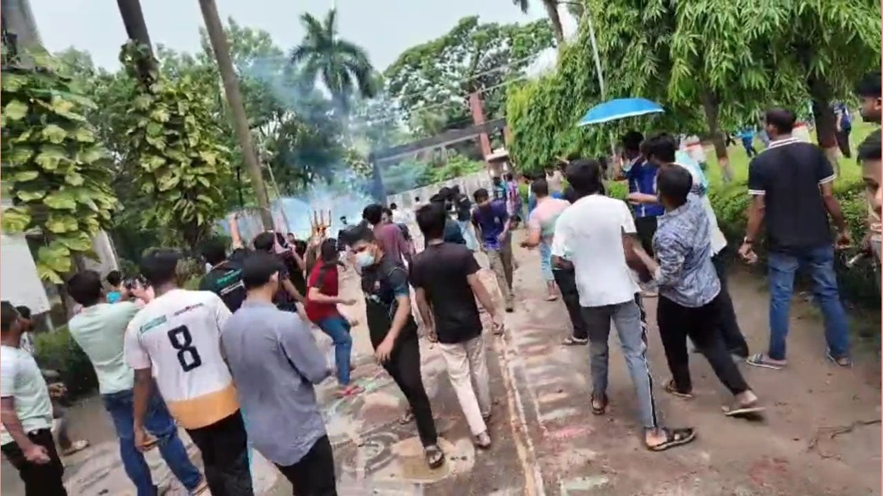 ডুয়েটে ত্রিমুখী সংঘর্ষে শিক্ষার্থী, পুলিশসহ আহত ১০