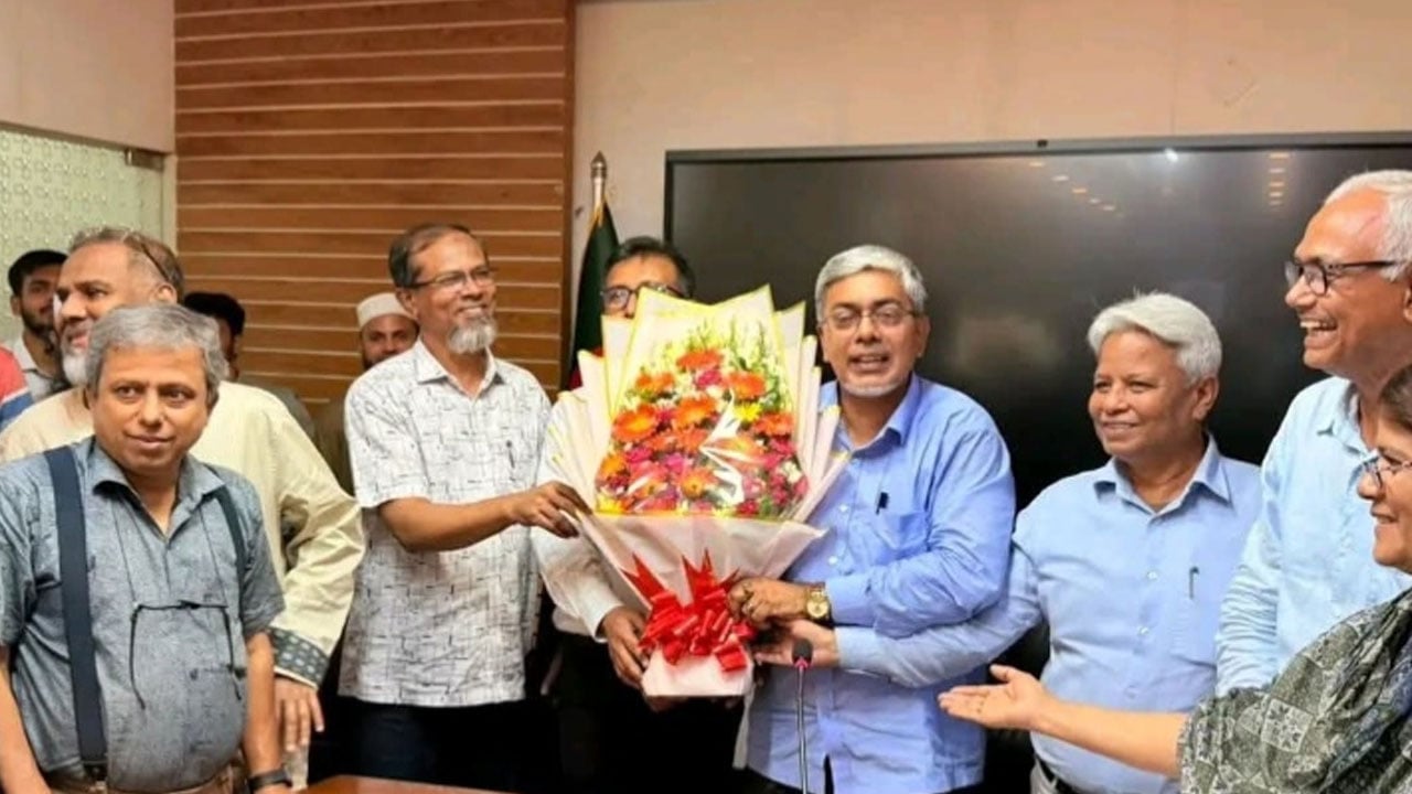 কমপ্লিট শাটডাউন চলাকালেই ডুয়েটে এলেন নতুন ভিসি