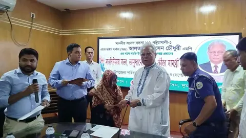দুমকিতে অসচ্ছলদের আর্থিক অনুদান ও তরুণদের মাঝে ফুটবল বিতরণ 