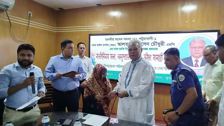 দুমকিতে অসচ্ছলদের আর্থিক অনুদান ও তরুণদের মধ্যে ফুটবল বিতরণ
