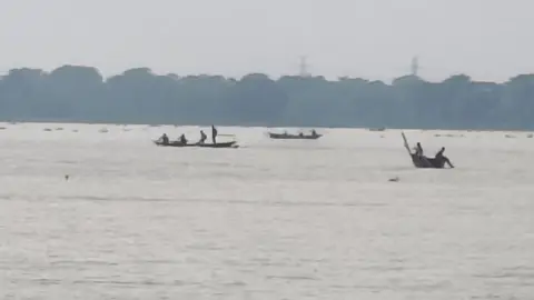 দুমকিতে অবাধে চলছে মা ইলিশ শিকারের মহোৎসব