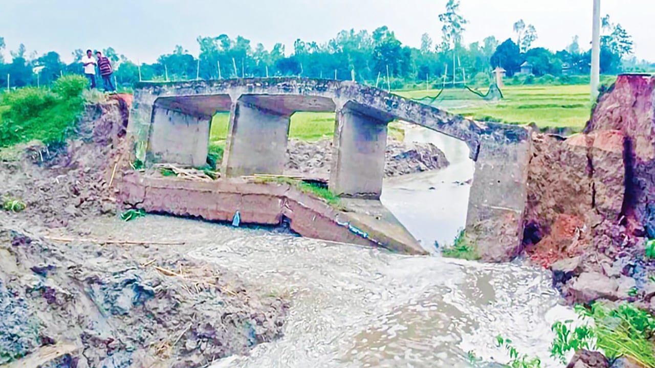 কালভার্ট ধসে পড়ায় সড়ক যোগাযোগ বন্ধ