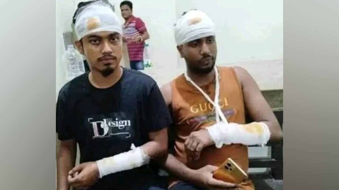 চোরাই গরু বৈধ করার স্থান ‘সীমান্তবর্তী পশুর হাট’ 
ইজারাবঞ্চিত হয়ে দুজনকে কুপিয়ে জখম