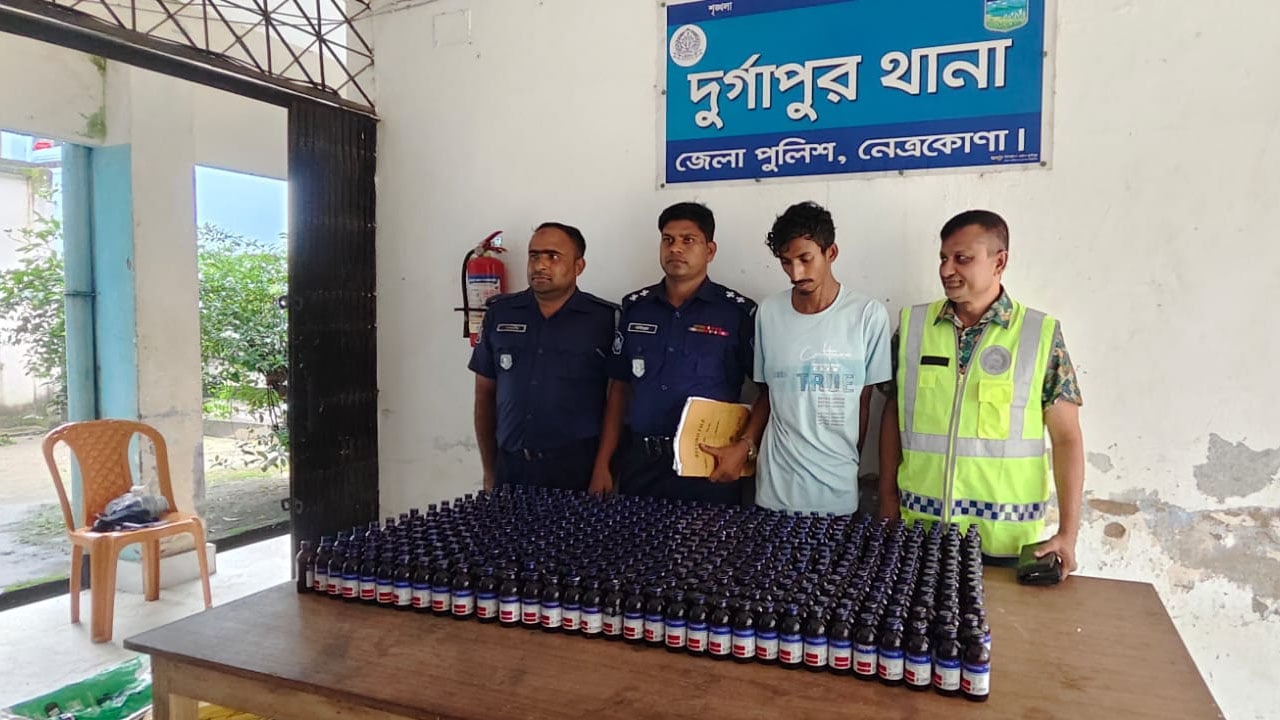অটোরিকশায় লুকিয়ে রাখা ৪৮০ বোতল ফেনসিডিলসহ যুবক আটক